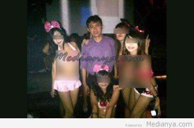 Artis Alay, Foto Arya Wiguna Dengan 4 Cewek Penari Striptis Klub Malam di Kemang